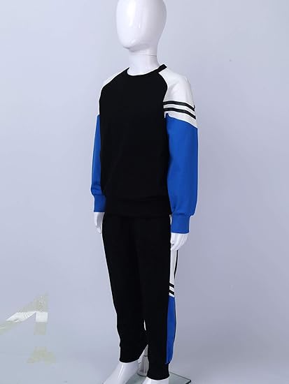 Conjunto deportivo azul y negro