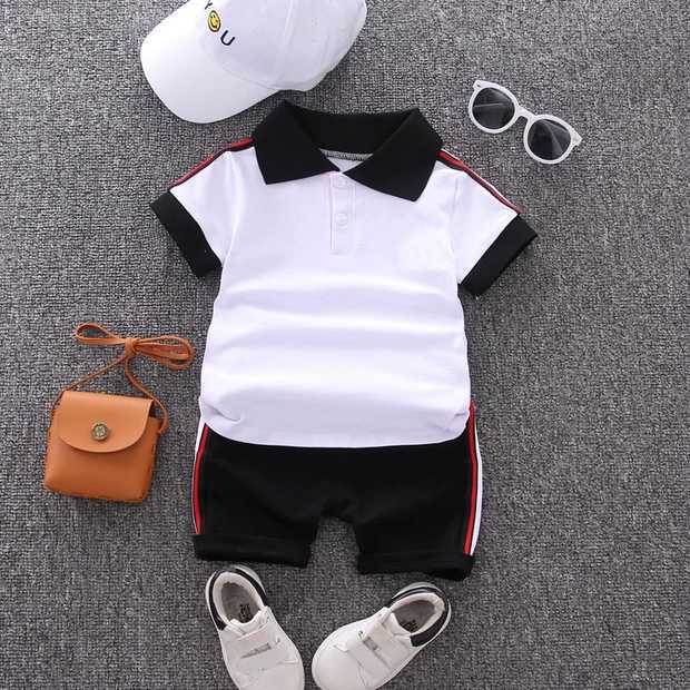 Conjunto de short negro y remera blanca